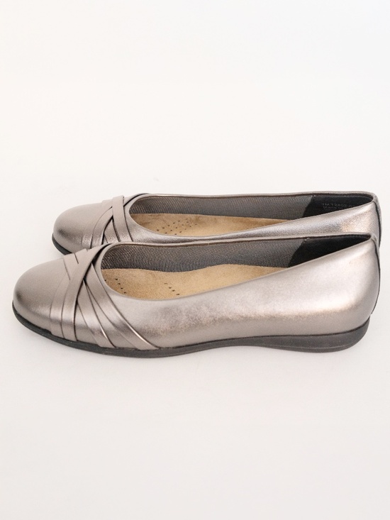 Trotters Daphne - Daphne Leather Slip-Ons - Picture 13 of 13